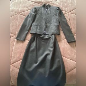 Suit, jacket and skirt, in wool. Size 4.